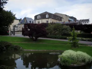 Guéret - Jardin (parc) du musée d'Art et d'Histoire avec bassin d'eau, pelouses et arbustes