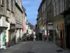 Guéret - Via dello shopping in salita con case e negozi
