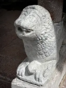 Guillestre - Statua del leone sdraiato portico della chiesa dell'Assunta (Notre Dame d'Aquilon)