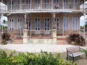 Habitation Zévallos - Maison coloniale en fer et en briques roses