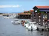 Hafen von Larros - Austernzüchterhütten und angelegte Boote; auf der Gemeinde Gujan-Mestras, im Becken von Arcachon