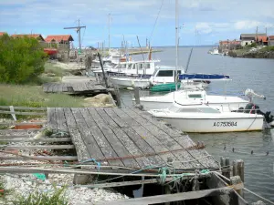 Hafen von Larros - Sicht auf den Hafen und seine angelegten Boote