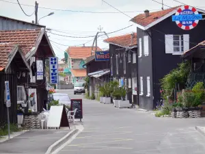 Hafen von Larros - Austern probieren auf der Terrasse, und Fassade eines Restaurants