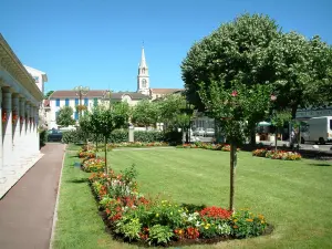 Hagetmau - Flower of the Place de la République square and tower of the Sainte-Marie-Madeleine church in the background