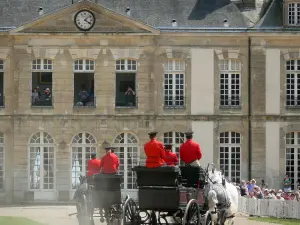 Haras National du Pin - Défilé d'attelages lors des Jeudis du Pin (spectacle équestre) et façade du château ; sur la commune de Le Pin-au-Haras