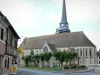 Harcourt - Chiesa di St. Ouen e facciate delle case nel villaggio
