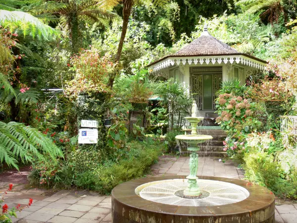 Haus Folio - Pavillon und Brunnen der Trois Grâces mit Grün umgeben; im Herzen des natürlichen Talkessels Salazie, im Dorf Hell-Bourg