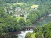 Haute Vallée de la Dordogne - Pont sur la Dordogne et village d'Aynes au bord de la rivière