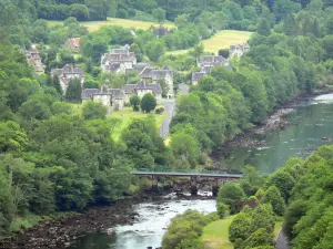 Haute Vallée de la Dordogne - Pont sur la Dordogne et village d'Aynes au bord de la rivière