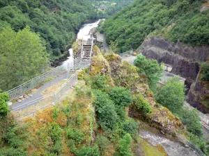 Haute Vallée de la Dordogne - Vue sur la rivière Dordogne en aval du barrage de l'Aigle