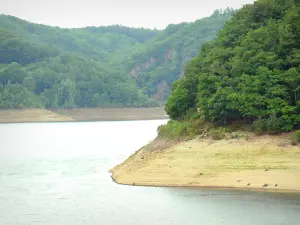 Haute Vallée de la Dordogne - Retenue de Bort-les-Orgues entourée de verdure