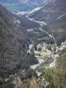 Haute vallée du Verdon - Rivière Verdon bordée d'arbres et de montagnes