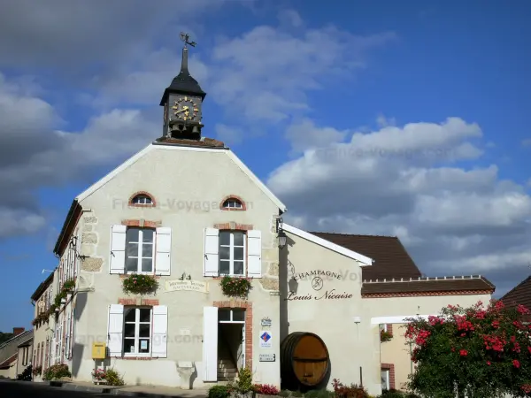 Hautvillers - Fremdenverkehrsamt und Häuser der Ortschaft, im Regionalen Naturpark
der Montagne de Reims