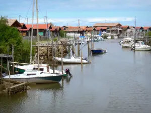 Haven van Larros - Oester hutten en boten afgemeerd