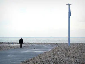 Le Havre - Alle mit einem Spaziergänger, Kieselstrand,  Strassenleuchte, Meer ( der Ärmelkanal) und bewölkter Himmel