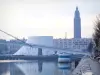 Le Havre - Becken des Handels, Kai, Espace  Oscar-Niemeyer und Kirchturm der Kirche Saint-Joseph