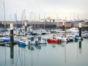 Le Havre - Schiffe und Segelboote des Hafens