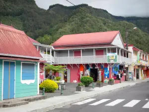 Hell-Bourg - Farbige Häuser und Boutiquen des Dorfes