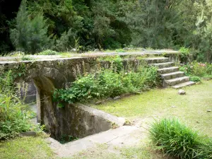 Hell-Bourg - Ruinen der ehemaligen Thermen mit grünender Umgebung