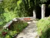 Hell-Bourg - Bankje in een groene en weg die leidt naar de site van de oude baden