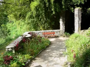 Hell-Bourg - Sitzbank in einer grünen Ecke, und Weg führend zu der Stätte der ehemaligen Thermen