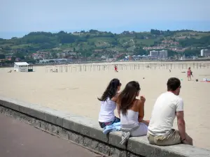 Hendaye - Vacanciers se reposant au bord de la plage de sable