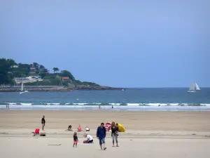 Hendaye - Vacanciers sur la plage de sable, avec vue sur l'océan Atlantique et la côte espagnole