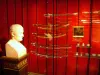 Herdenkingslocatie Hôtel des Invalides - Legermuseum - Modern Department, van Lodewijk XIV aan Napoleon III: buste van Napoleon I en de collectie van zwaarden