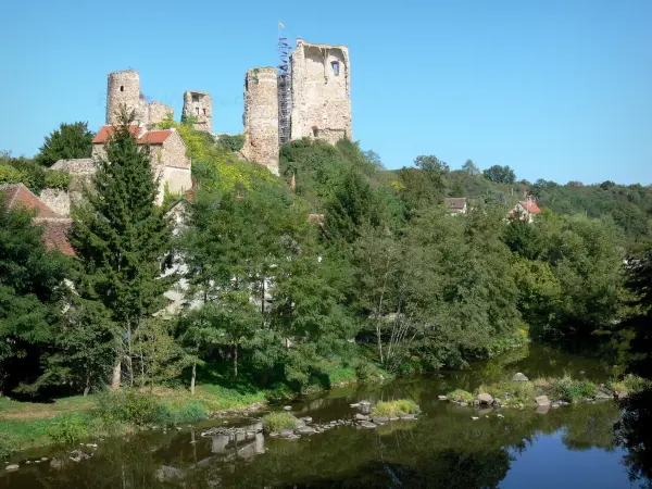 Hérisson - Ruïnes (blijft) van het kasteel met uitzicht op de vallei van Hérisson Aumance; bomen langs de rivier Aumance