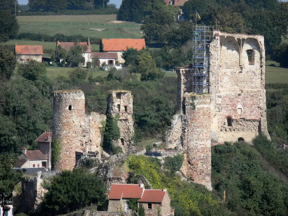 Hérisson - Vestiges (ruines) du château féodal de Hérisson