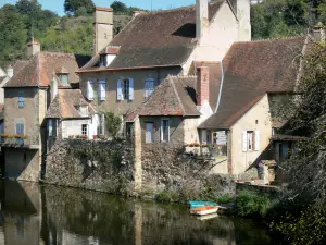 Hérisson - Maisons au bord de la rivière Aumance