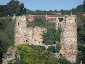 Hérisson - Los restos mortales (ruinas) del castillo feudal de Hérisson