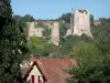 Hérisson - Rovine (rimane) del castello che domina le case del borgo medievale