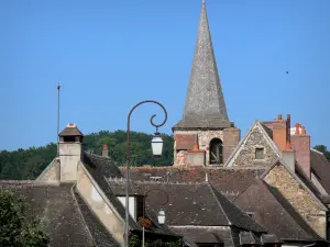 Hérisson - Las luces de calle, la campana de Saint-Sauveur y los tejados de la villa medieval