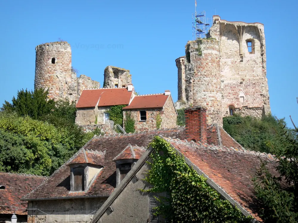 Hérisson - Vestiges (ruines) du château féodal dominant les maisons du village médiéval