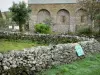 Het dorp Aubrac - Stenen muren en de kerk van Onze Lieve Vrouw van de Armen