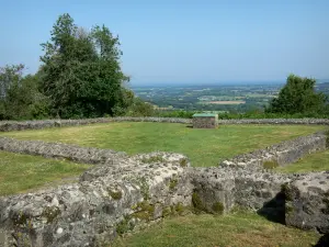 Heuvel Butte du Montaigu - Panorama van Montaigu: ruïnes van de Hermitage en de oriëntatie tafel op de top van de heuvel, met uitzicht op het landschap van het bos Coëvrons