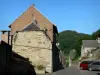 Hierges - Rue pavée et maisons du village médiéval