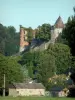 Hierges - Türme der Burg von Hierges umgeben von Grün und dominierend die Häuser des mittelalterlichen Ortes; im Regionalen Naturpark der Ardennen