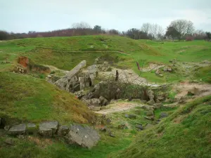 Hoc headland - Landing site: craters