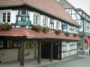 Hoffen - Weisses Fachwerkhaus (Rathaus) mit drei Holzpfeilern