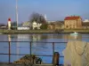 Honfleur - Rete da pesca sospeso da un porto rotaia, esterno (porto peschereccio), barca a vela, case, faro e l'albero del segnale