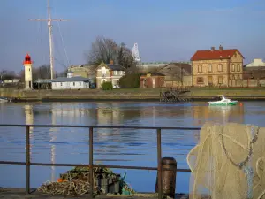 Honfleur - Rete da pesca sospeso da un porto rotaia, esterno (porto peschereccio), barca a vela, case, faro e l'albero del segnale