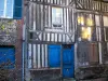 Honfleur - Häuser aus Stein und mit Fachwerk mit blauer Tür und blauen Fensterläden