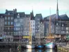 Honfleur - Barche a vela del Vieux Bassin (marina), alto case Wharf Santa Caterina e Chiesa di Santa Caterina in background