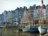 Honfleur - Segelboote des Vieux Bassin (Jachthafen) und hohe Häuser des Kais Sainte-Catherine