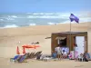 Hossegor - Strand Imbissstube und ihre Liegestühle mit Blick auf die Wellen des Atlantiks