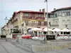 Hossegor - Terrasse eines Cafés und Fassaden der Strandpromenade