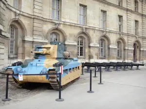 Hôtel des Invalides - Exposition d'un char d'assaut devant la façade de l'hôtel national des Invalides