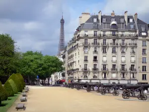 Hôtel des Invalides - Vue sur les canons de l'esplanade des Invalides et le sommet de la tour Eiffel